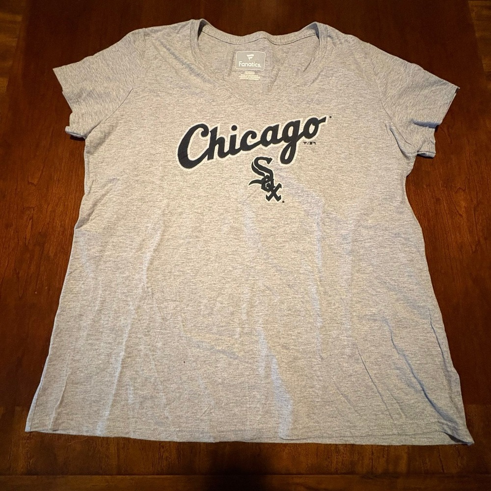 Fanatics Heather Gray Chicago Tee for those Chicago Sox fans